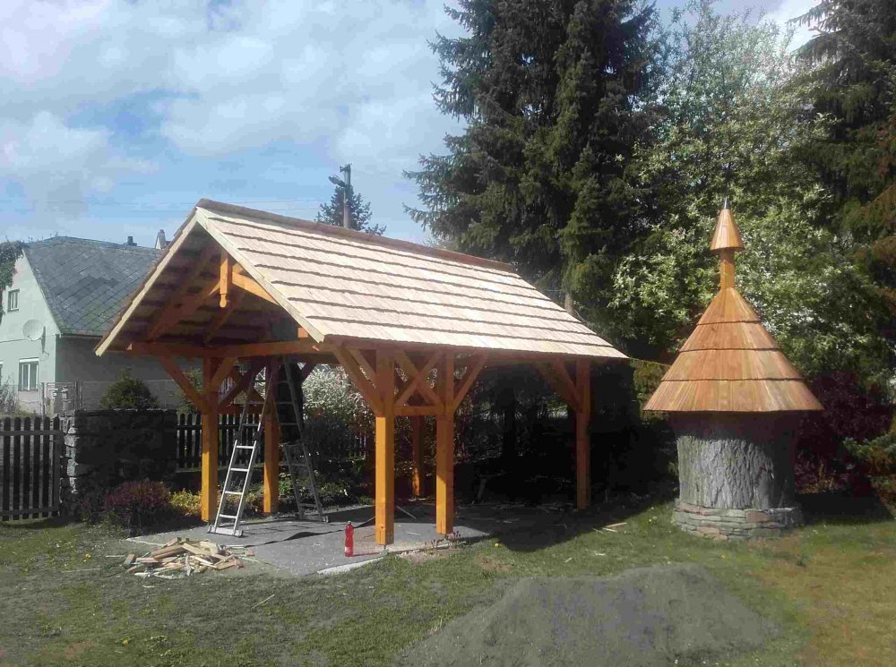 Drdlik- altán s dřevěným šindelem na střeše